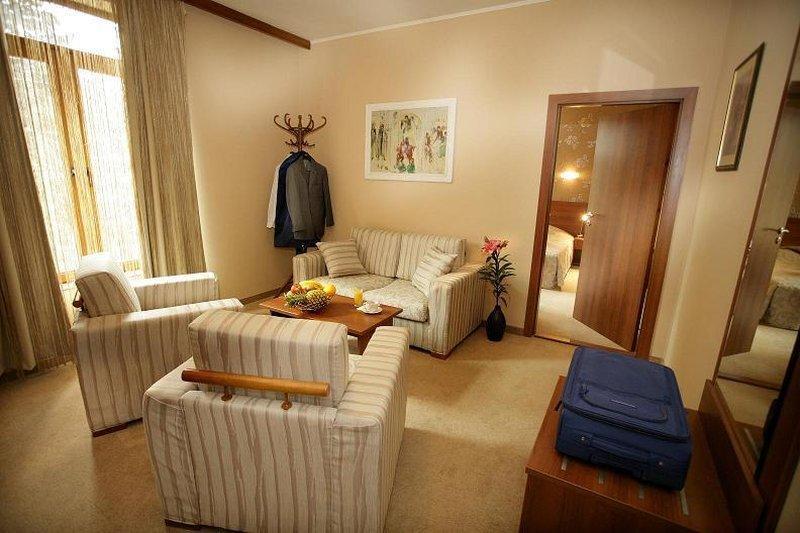 Uniqato Hotel Стара-Загора Экстерьер фото